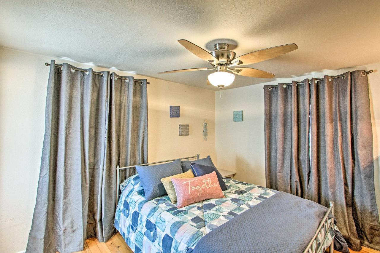 Holiday home Lovely With Fire Pit, Near Dtwn!